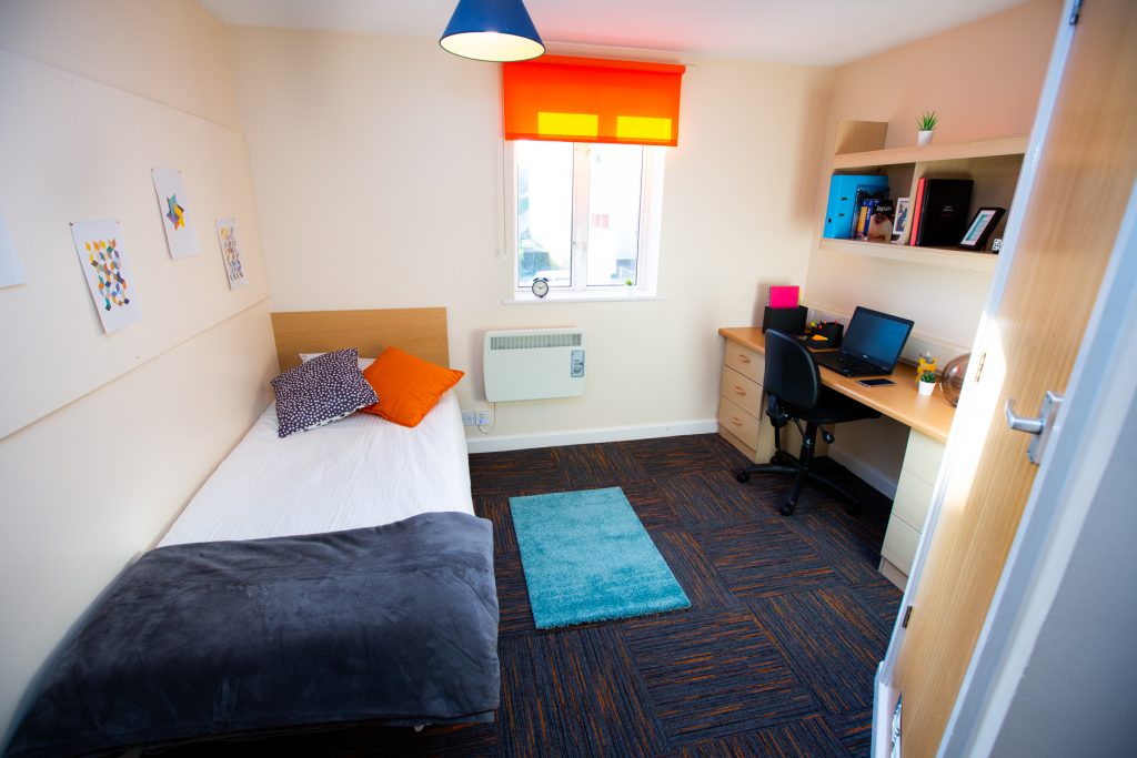 Tuke House en suite bedroom